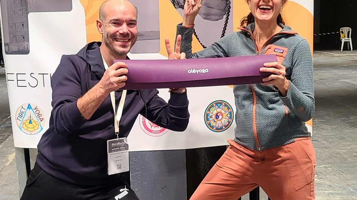 Two participants holding a purple oléyoga mat at Festival Yoga Noroeste