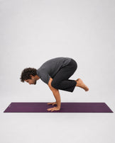 Bakasana (cuervo) sobre esterilla Deep Purple oléyoga