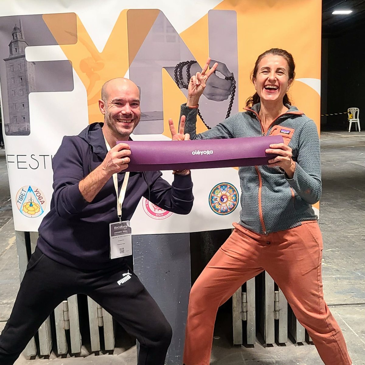 Two participants holding a purple oléyoga mat at Festival Yoga Noroeste