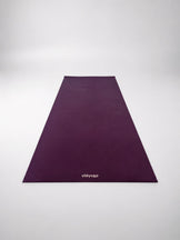Eco Daily Deep Purple: innovation in 100% natural rubber. 185 × 65 cm, 4 mm and just 1.8 kg (about 50% lighter than a traditional rubber mat)