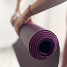 Yogi carrying the rolled Deep Purple oléyoga yoga mat