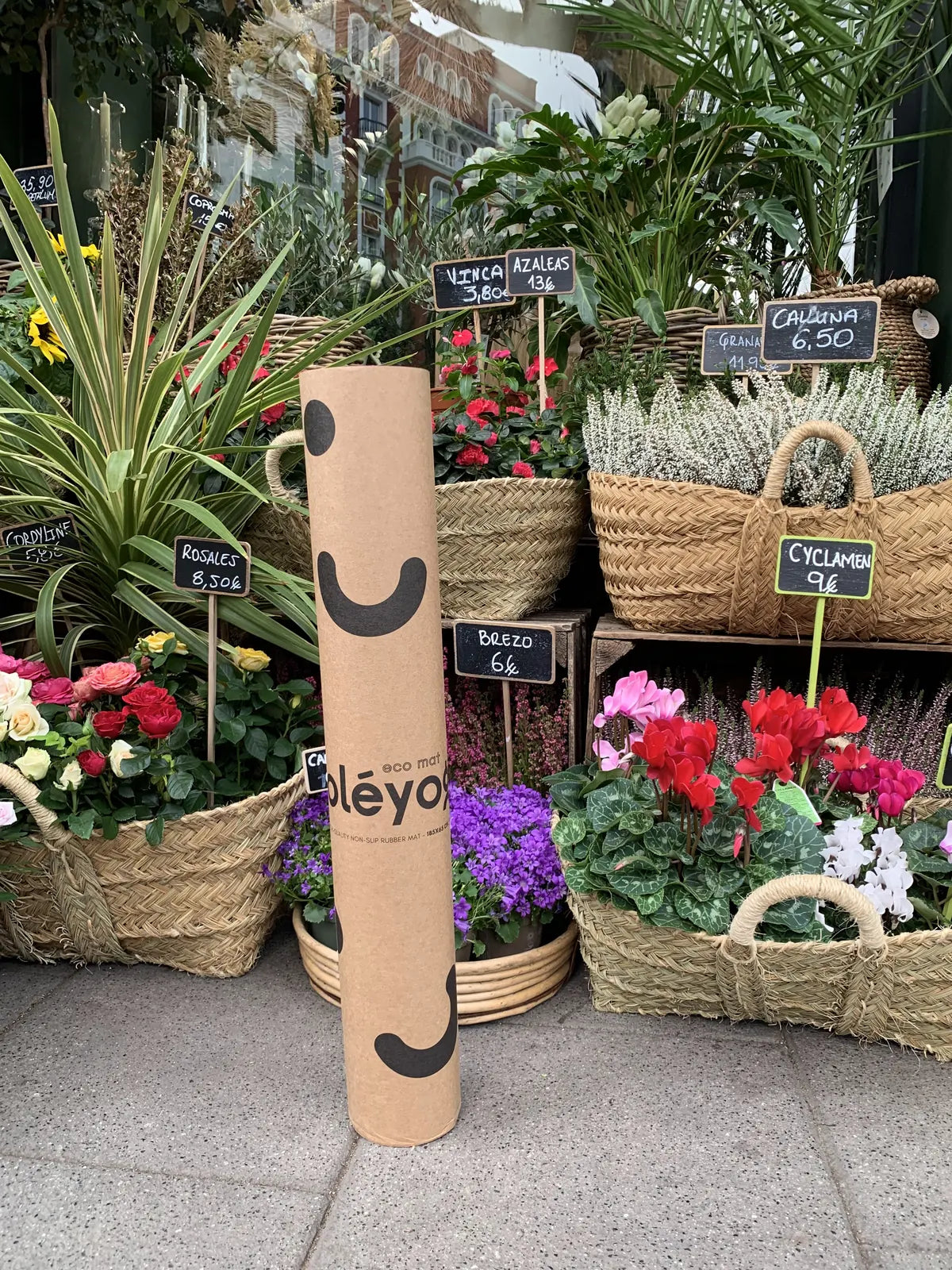 oléyoga kraft tube among flowers