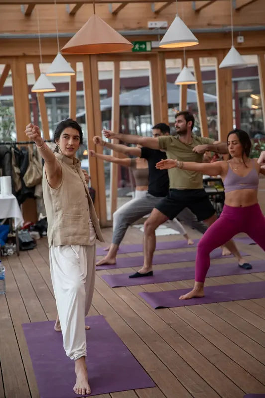 Clase de yoga en grupo sobre esterillas oléyoga