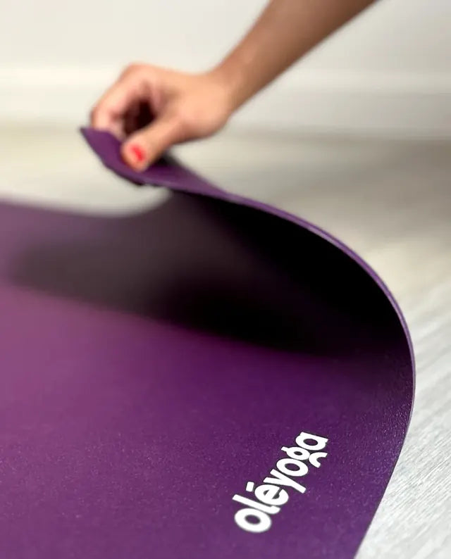 Detalle de la textura y flexibilidad de la esterilla oléyoga
